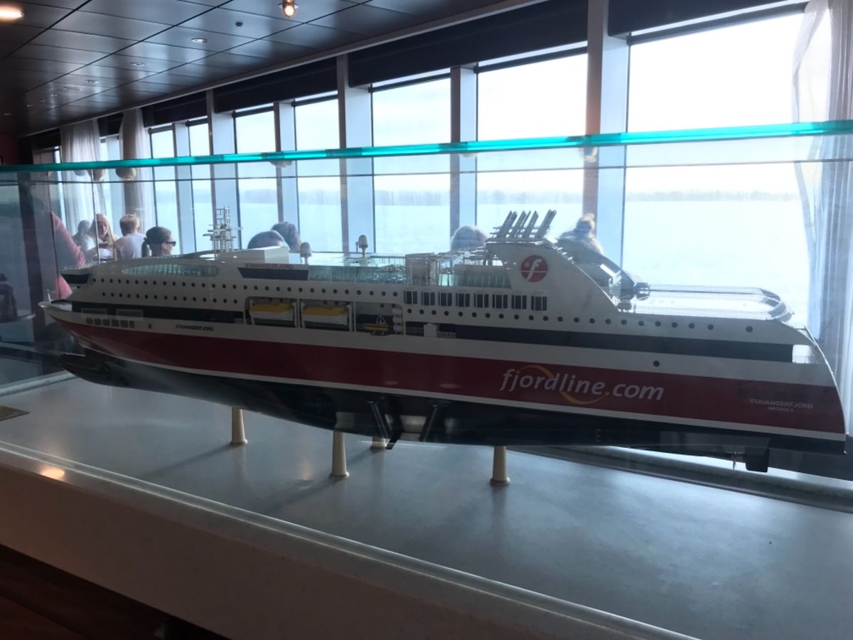 Stavanger からBergen へ船で5時間半の旅。船はかなりの大型...