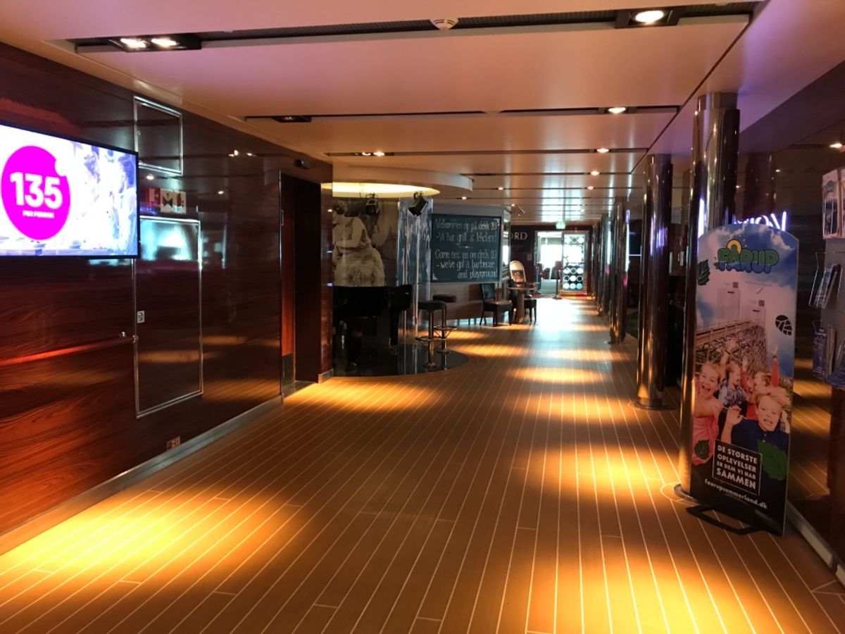 Stavanger からBergen へ船で5時間半の旅。船はかなりの大型...