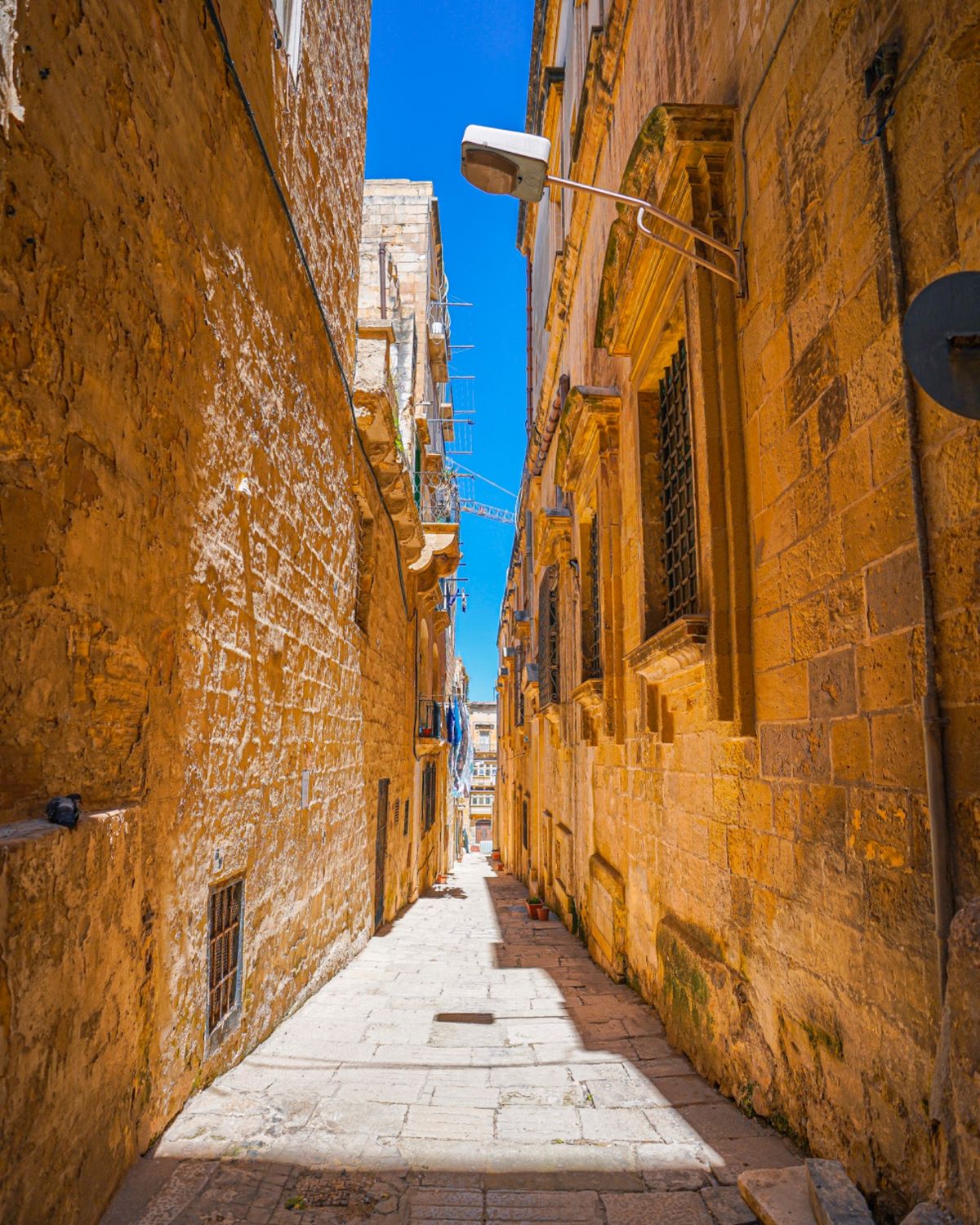 その後、ふらふらとヴァレッタの街中を歩く。

窓やドアがカラフルでどこも絵...