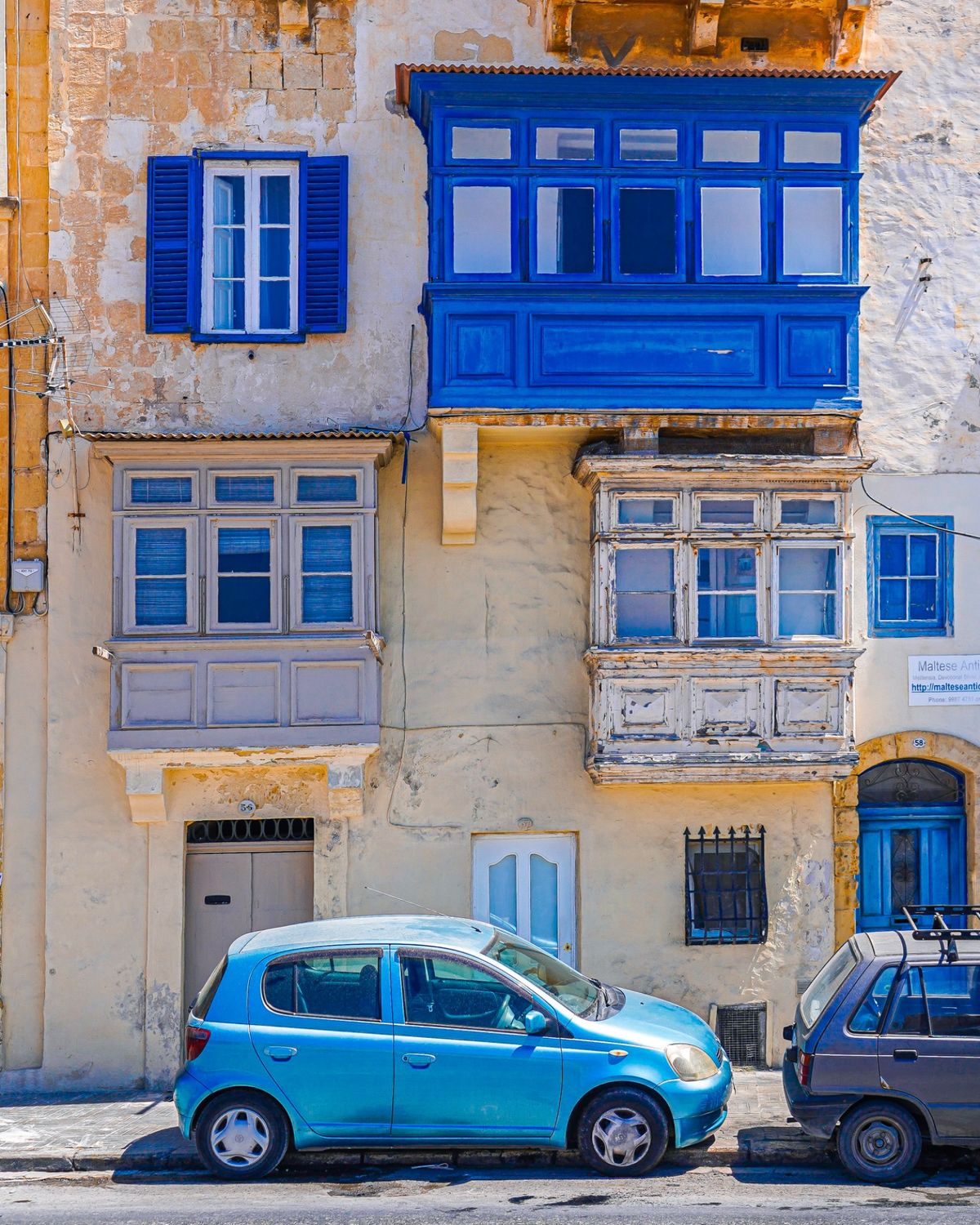 その後、ふらふらとヴァレッタの街中を歩く。

窓やドアがカラフルでどこも絵...