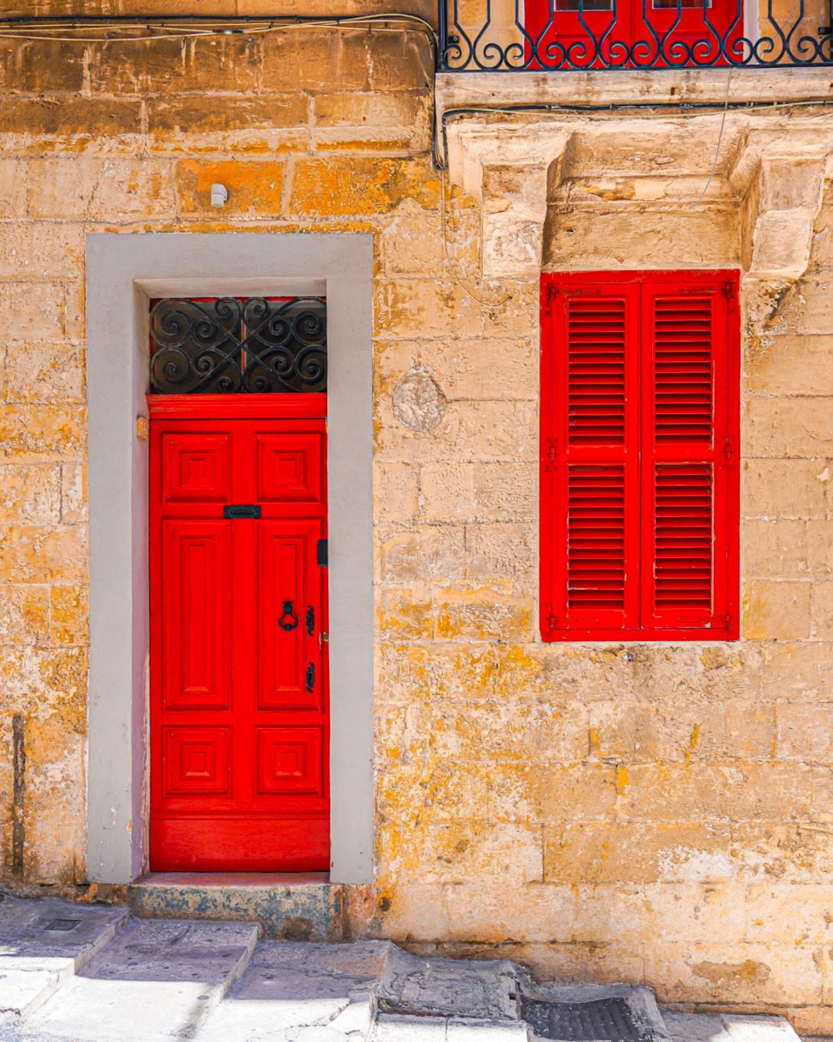 その後、ふらふらとヴァレッタの街中を歩く。

窓やドアがカラフルでどこも絵...