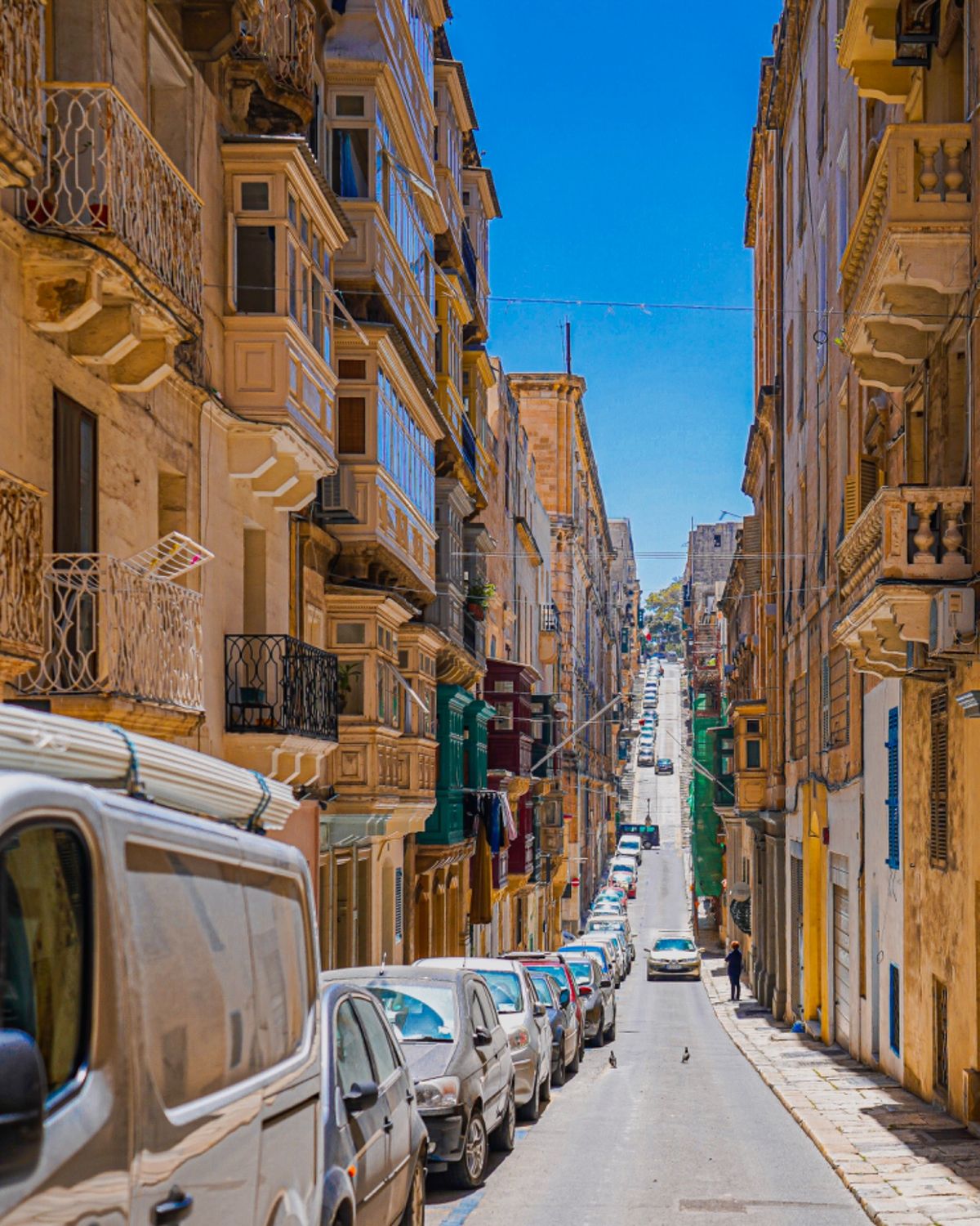 その後、ふらふらとヴァレッタの街中を歩く。

窓やドアがカラフルでどこも絵...