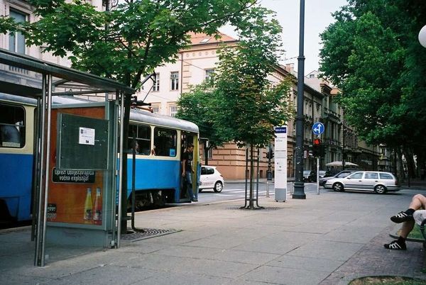 クロアチア・ザグレブ「2006年 クロアチア 第二次大戦以来ヨーロッパ最悪の戦闘地へ 」の写真:ザグレブの通りとトラム