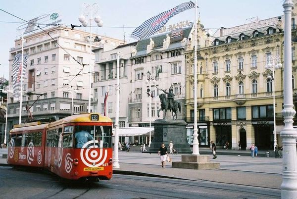 クロアチア・ザグレブ「2006年 クロアチア 第二次大戦以来ヨーロッパ最悪の戦闘地へ 」の写真:首都ザグレブ
イェラッチ広場とトラム