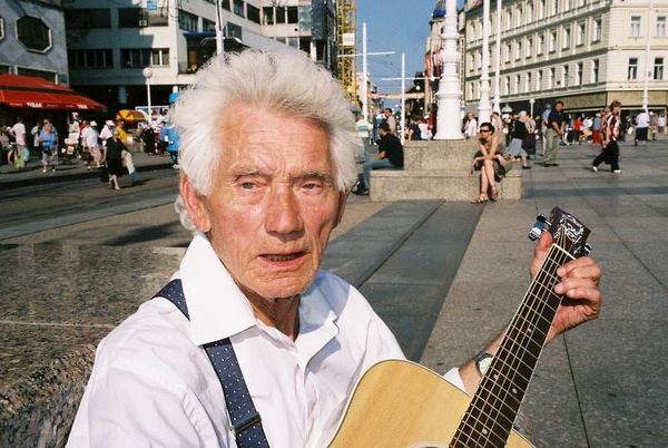 クロアチア・ザグレブ「2006年 クロアチア 第二次大戦以来ヨーロッパ最悪の戦闘地へ 」の写真:こんな老人がちょくちょく居ます