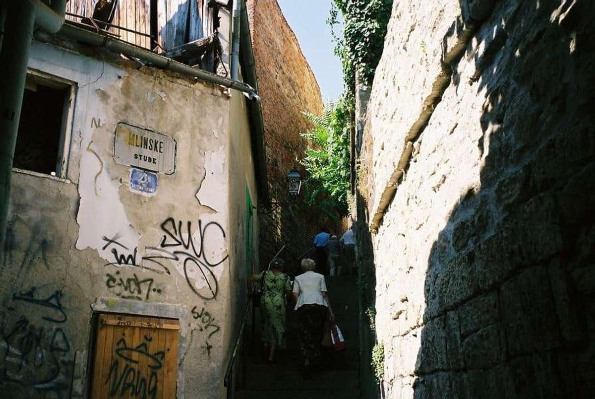 地元民の通り道を行く。