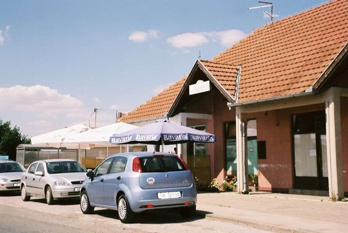 レンタカーで移動。
ブロッポリーという小さな町で休憩。