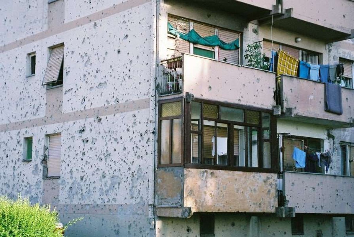 ヴコヴァル市内のアパート
紛争で壁が蜂の巣。
住んでます。