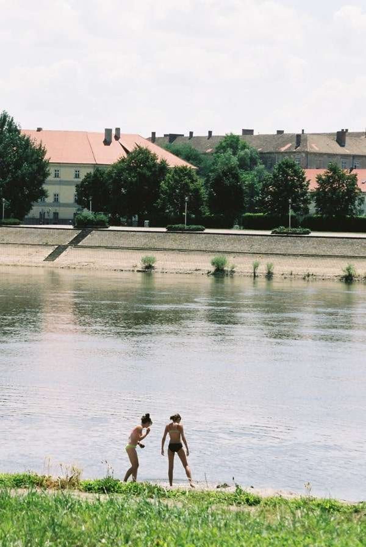 街を流れるドナウ川の支流ドラヴァ川
水遊びをする若い女性