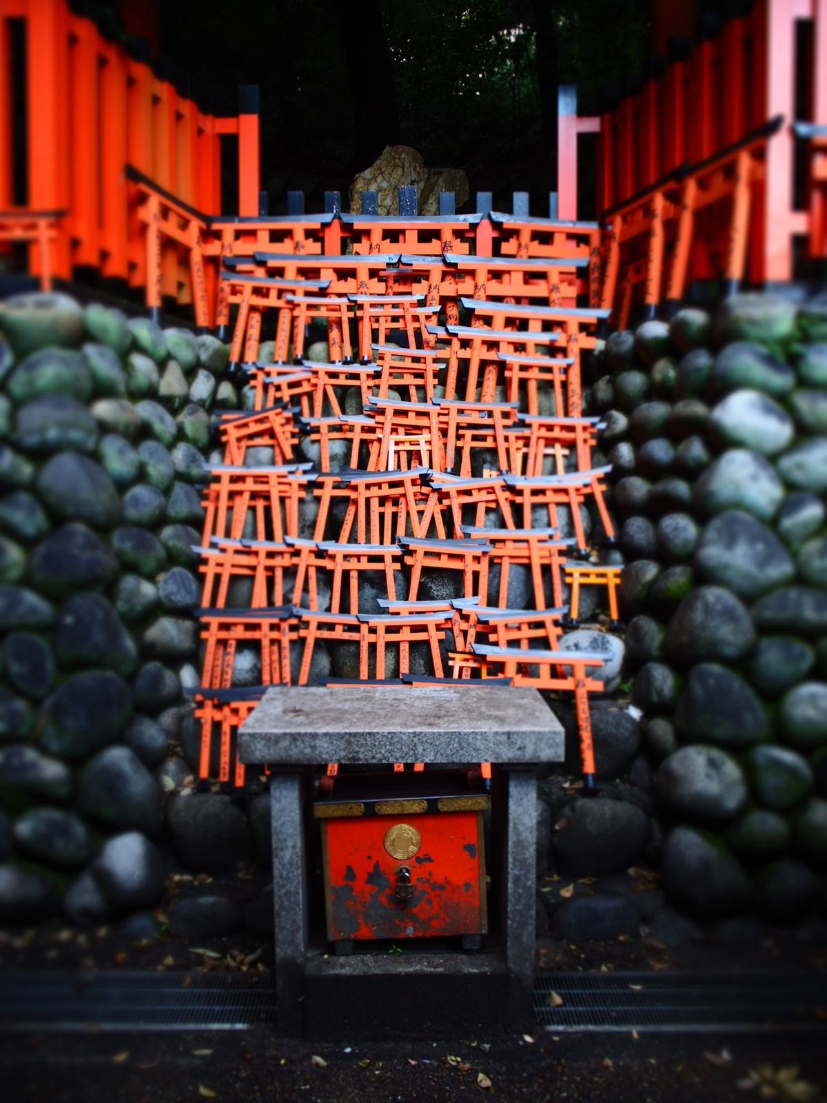 2日目。伏見稲荷大社。
早起きして朝の7時くらいに行ったらとっても綺麗でし...