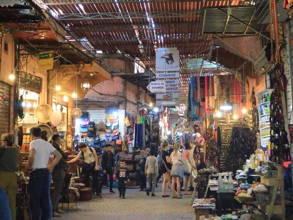 モロッコ・シャウエン、メルズーガ、カサブランカ、フェズ「モロッコ🇲🇦憧れのサハラ砂漠」の写真：マラケシュのメディナ。活気があって楽しか...