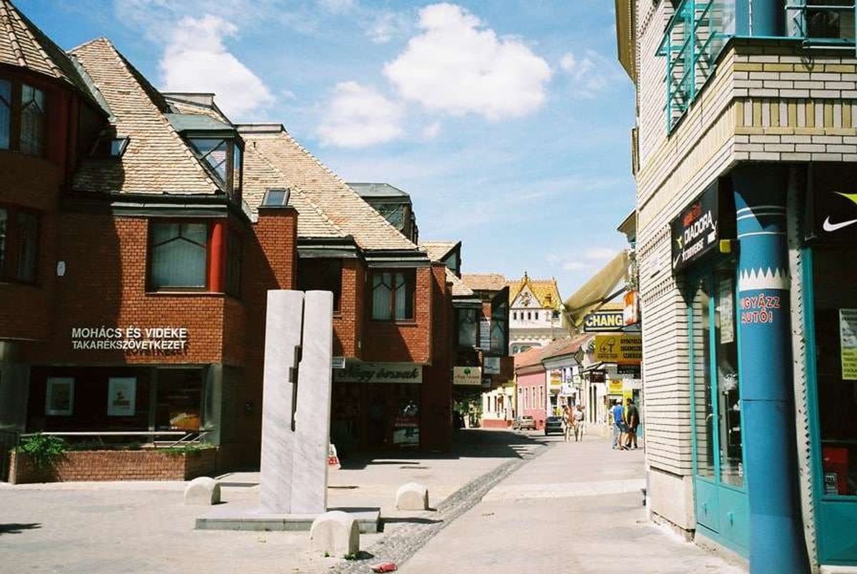 ペーチの小さな古いモール。

