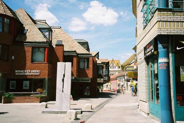 ハンガリー・ペーチ「2006年 ハンガリーの古都ペーチへクロアチアから日帰り旅行」の写真：ペーチの小さな古いモール。

