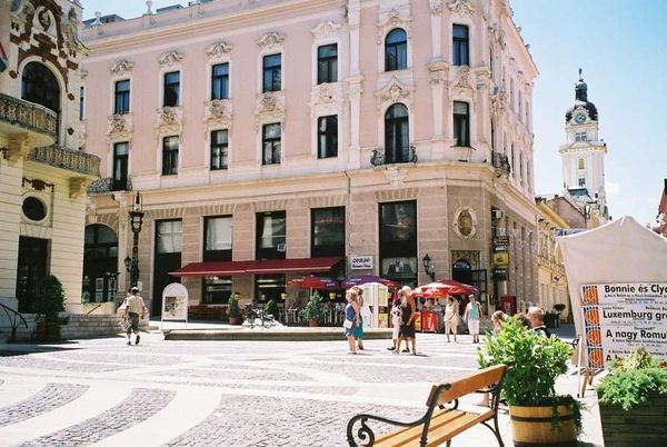 ハンガリー・ペーチ「2006年 ハンガリーの古都ペーチへクロアチアから日帰り旅行」の写真：ペーチ中心
国立劇場と前の広場