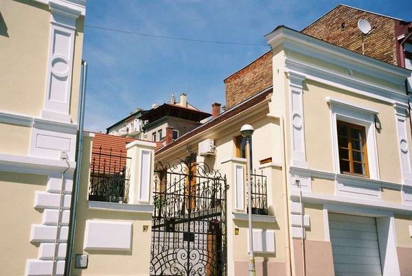 ハンガリー・ペーチ「2006年 ハンガリーの古都ペーチへクロアチアから日帰り旅行」の写真：お洒落なアパート。
こんなところで住んで...