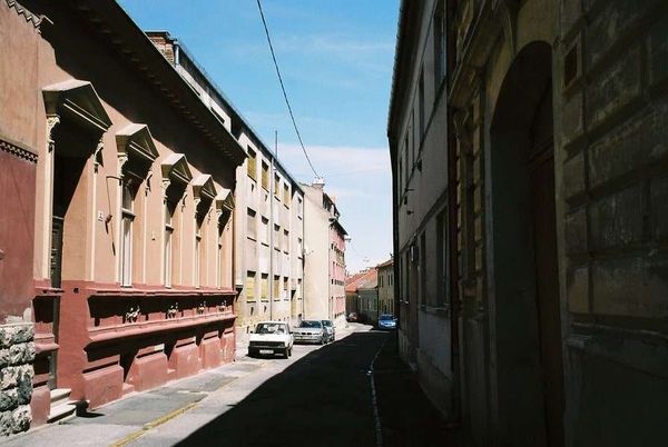 ハンガリー・ペーチ「2006年 ハンガリーの古都ペーチへクロアチアから日帰り旅行」の写真：裏路地を楽しむ。