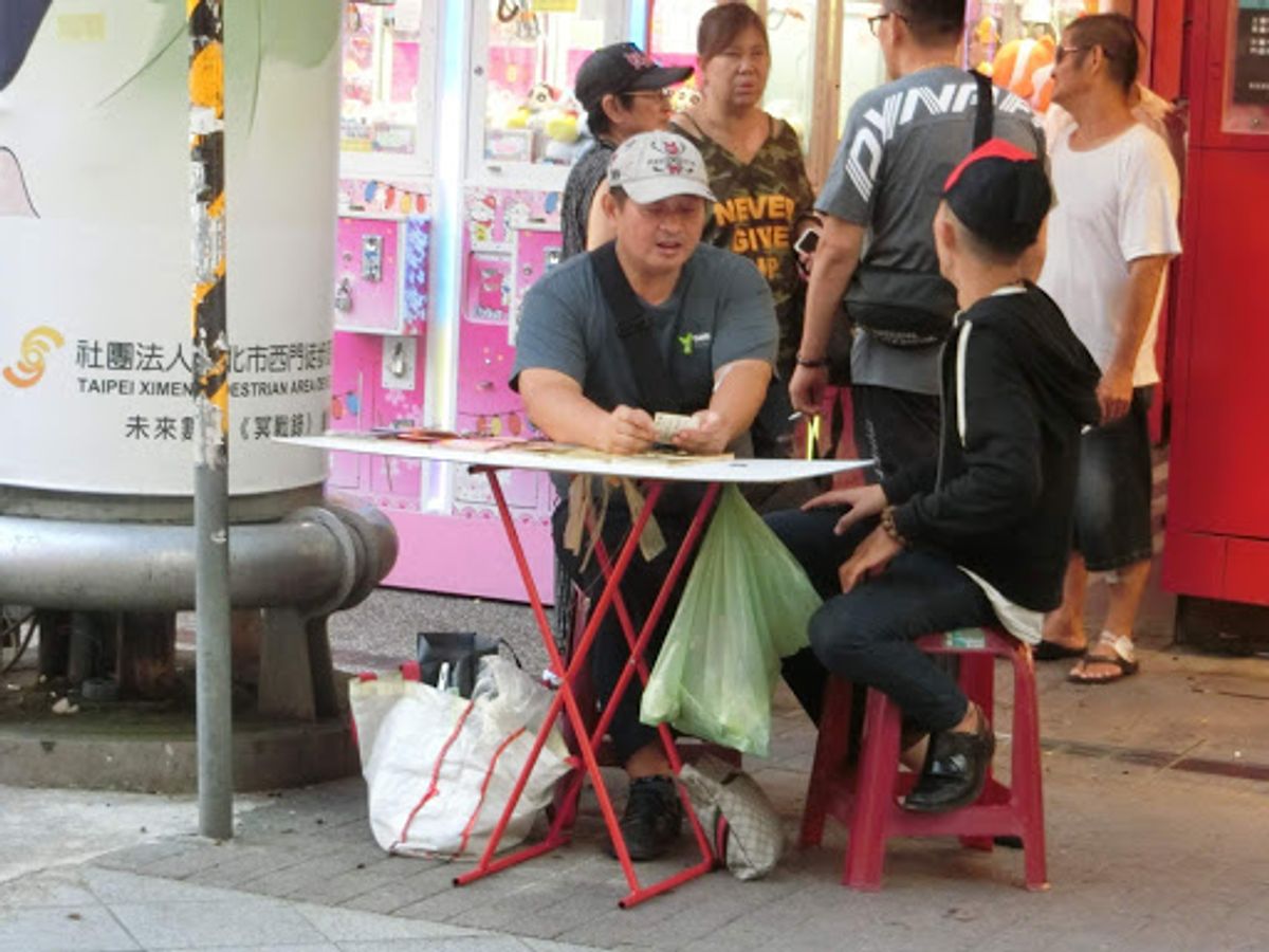 ローカルの人なのか、観光客なのか分からないけれど、西門でも有名なタピオカド...