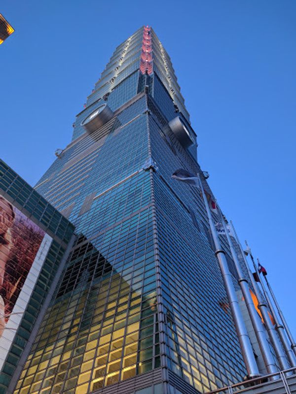 台湾・台北「台北」の写真：台北101駅で降りたので、出たらすぐタワ...