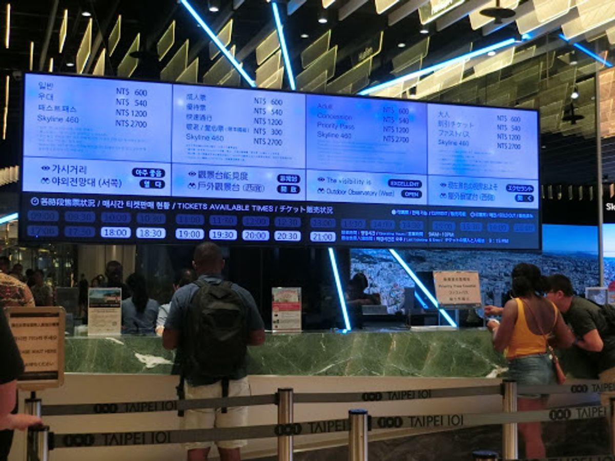 台北101駅で降りたので、出たらすぐタワー。
チケット売場は多言語表示。上...