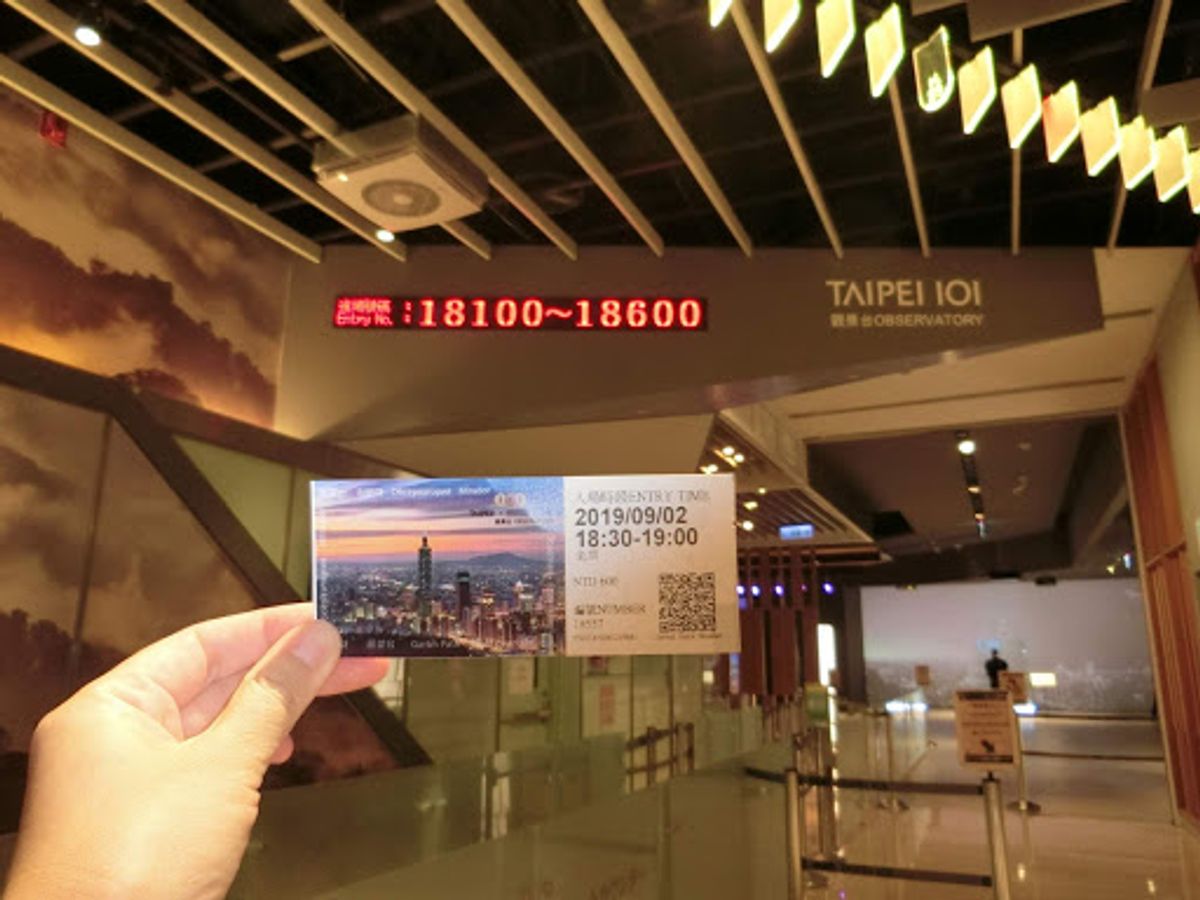 台北101駅で降りたので、出たらすぐタワー。
チケット売場は多言語表示。上...