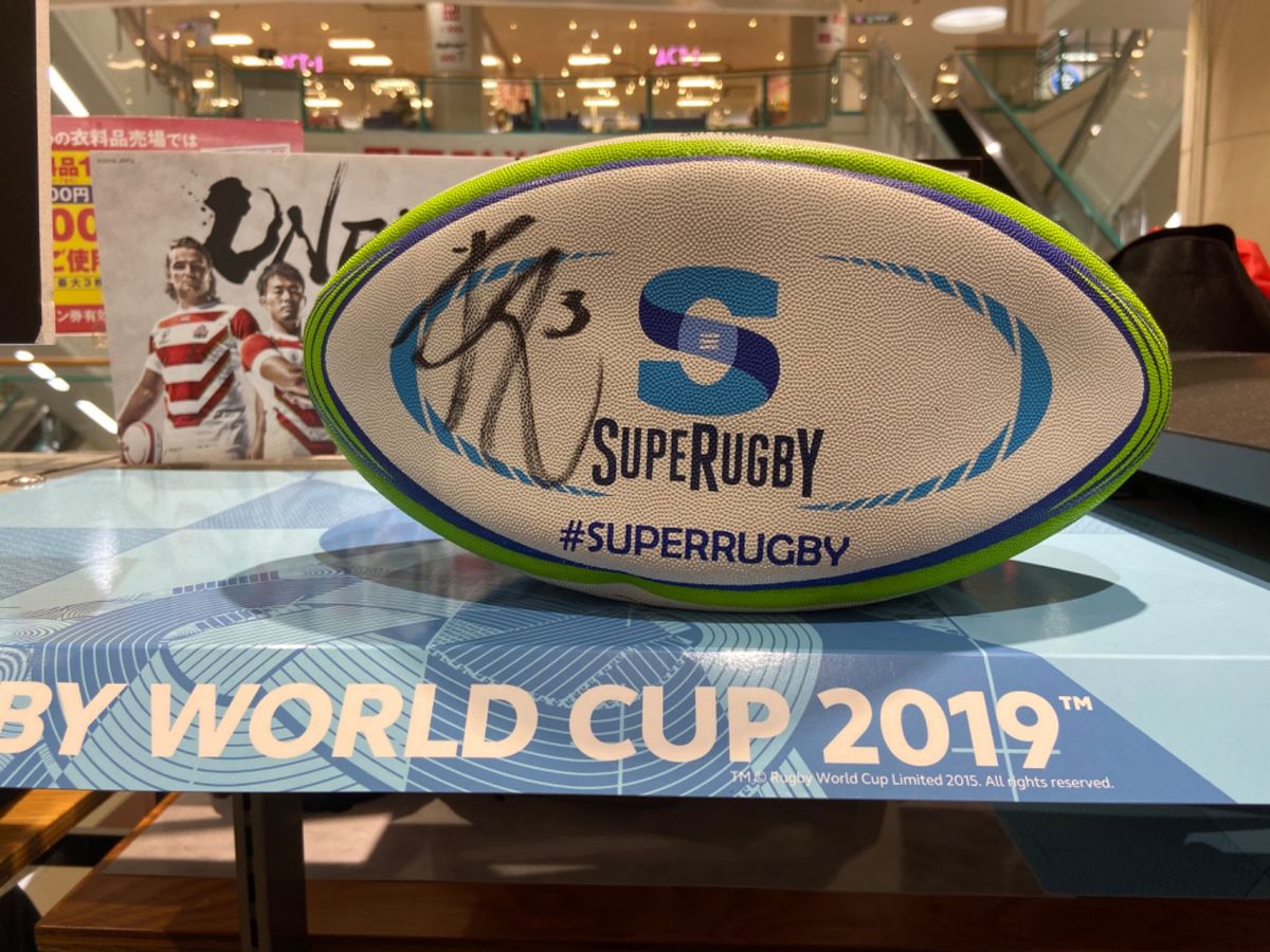 別府駅がこんなことになってたw スーパーにはオールブラックスのサインもー！