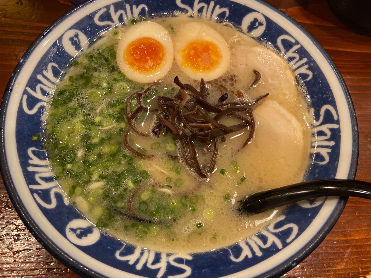 結構有名なお店らしい、博多とんかつラーメン。実はほとんどラーメンを食べない...