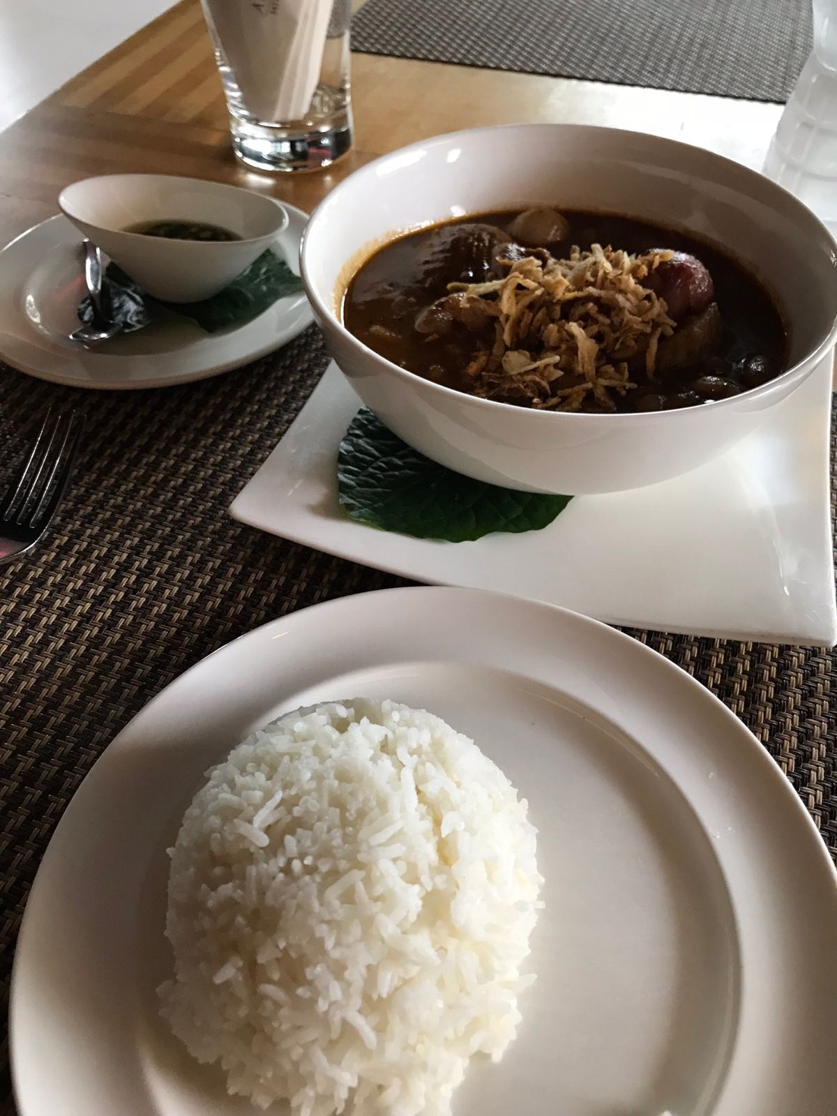 タイ料理も美味しかった！特にマッサマンカレーは最高でした。ルーフトップバー...