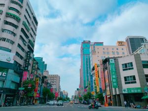 高雄市の街並み。自然もあり海産物が美味しかった〜！愛河も行ってきました。