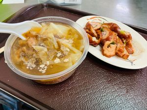 高雄市の街並み。自然もあり海産物が美味しかった〜！愛河も行ってきました。