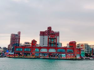 高雄市の街並み。自然もあり海産物が美味しかった〜！愛河も行ってきました。