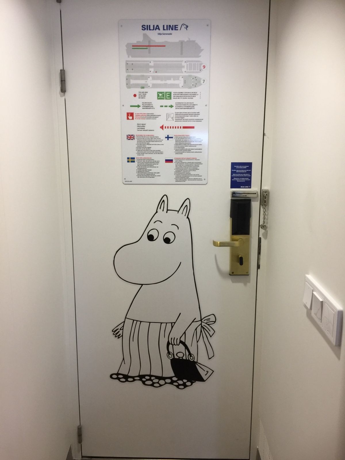 マリメッコの本社とヘルシンキの中心部を歩く。デザインは北欧の中でもフィンラ...