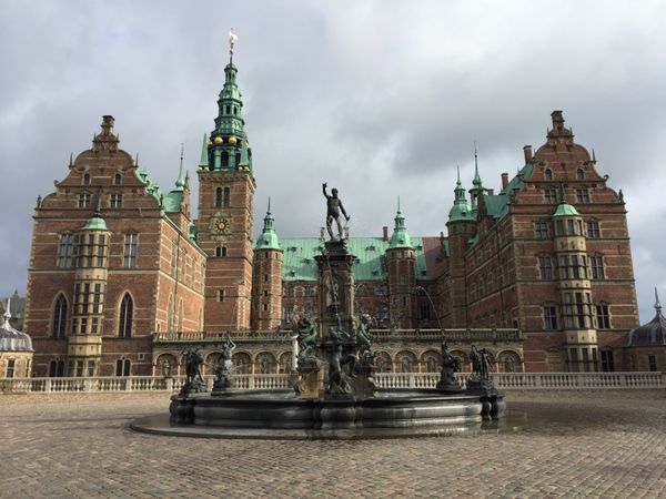 デンマーク・コペンハーゲン「デンマーク」の写真：フレデリクスボー城。ちょっと天気が悪くて残念。