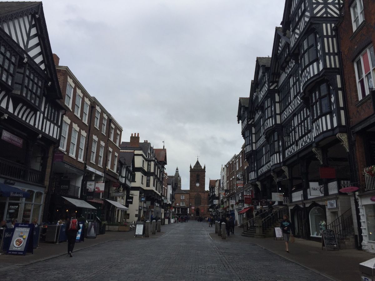 チェスターの街並み。歴史が深い運河の街。イギリスの京都的な場所なんだって。