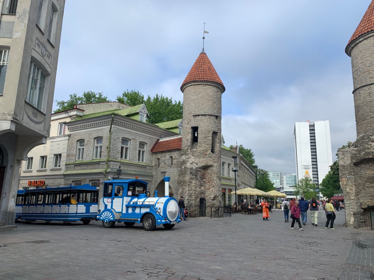 ラトビアから陸続きでバルト三国1番北のエストニア共和国🇪🇪へ入国🚌
タリン...