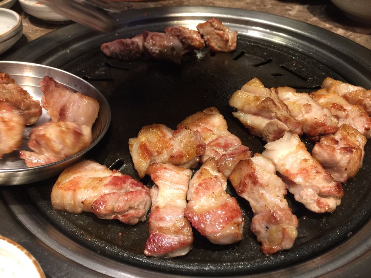 夏には必ず食べたくなる冷麺と絶品サムギョプサル。締めはもちろんポックンパ。