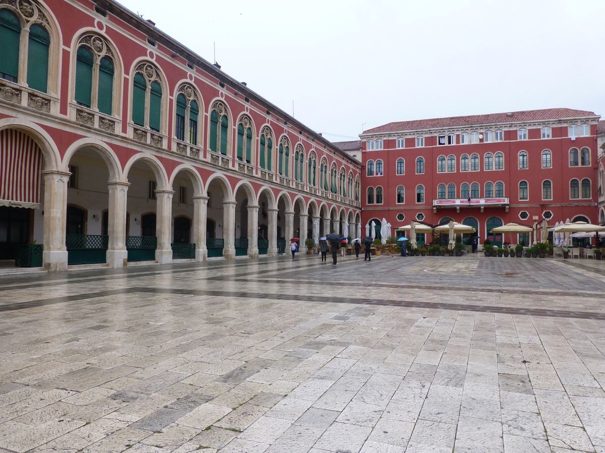 ・スプリット:アドリア海に面した港町
・ディオクレティアヌス宮殿
・半...