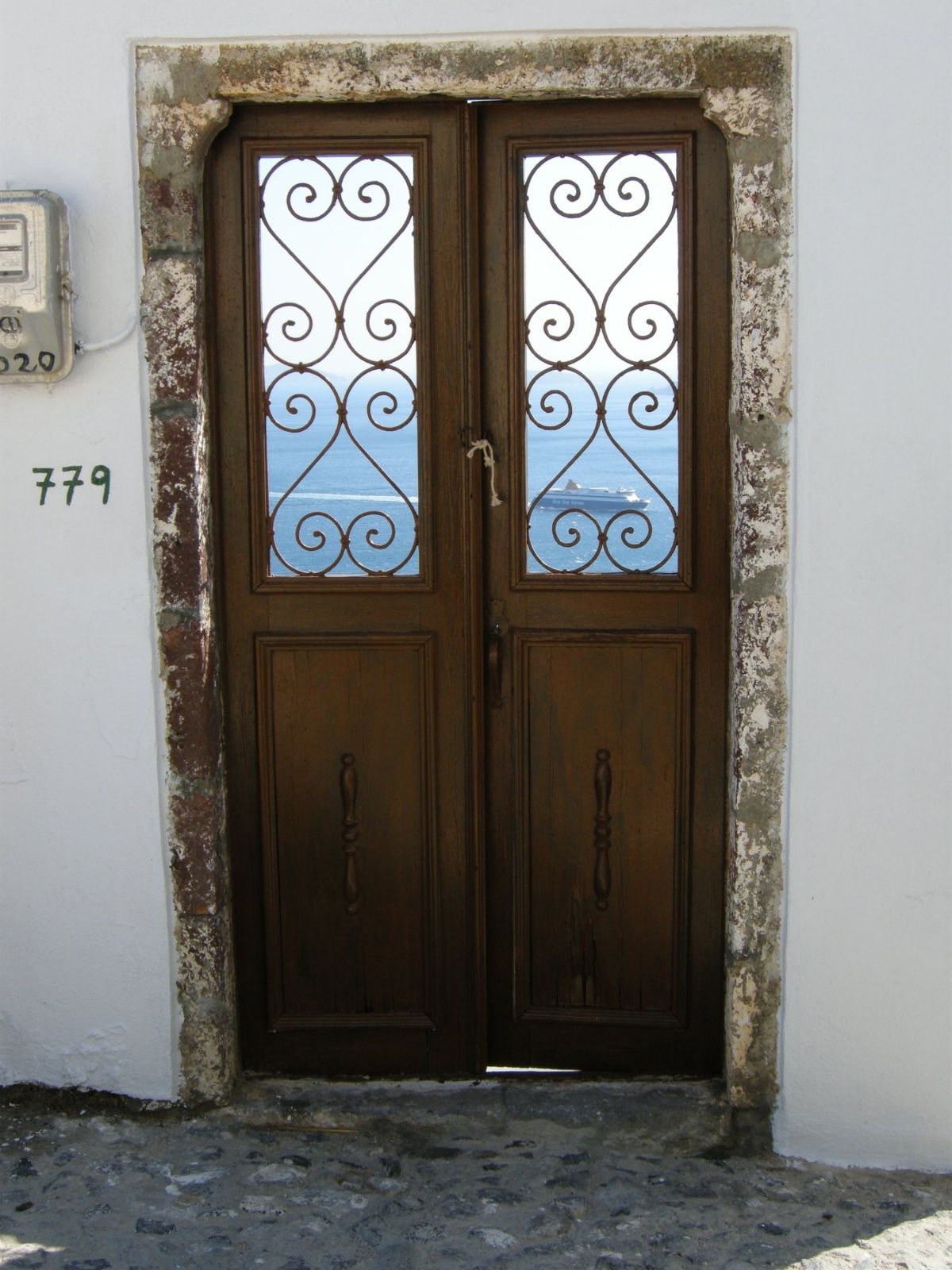 崖に沿って街ができています。
扉を入っても、そのお店は崖の下という構成も珍...