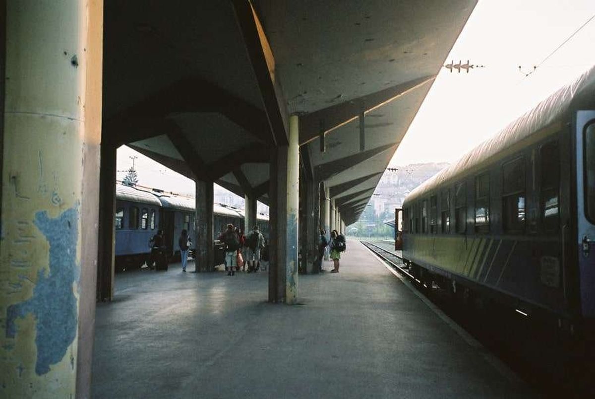 朝、クロアチアの北の街、オシエクから夜行でサラエヴォに到着