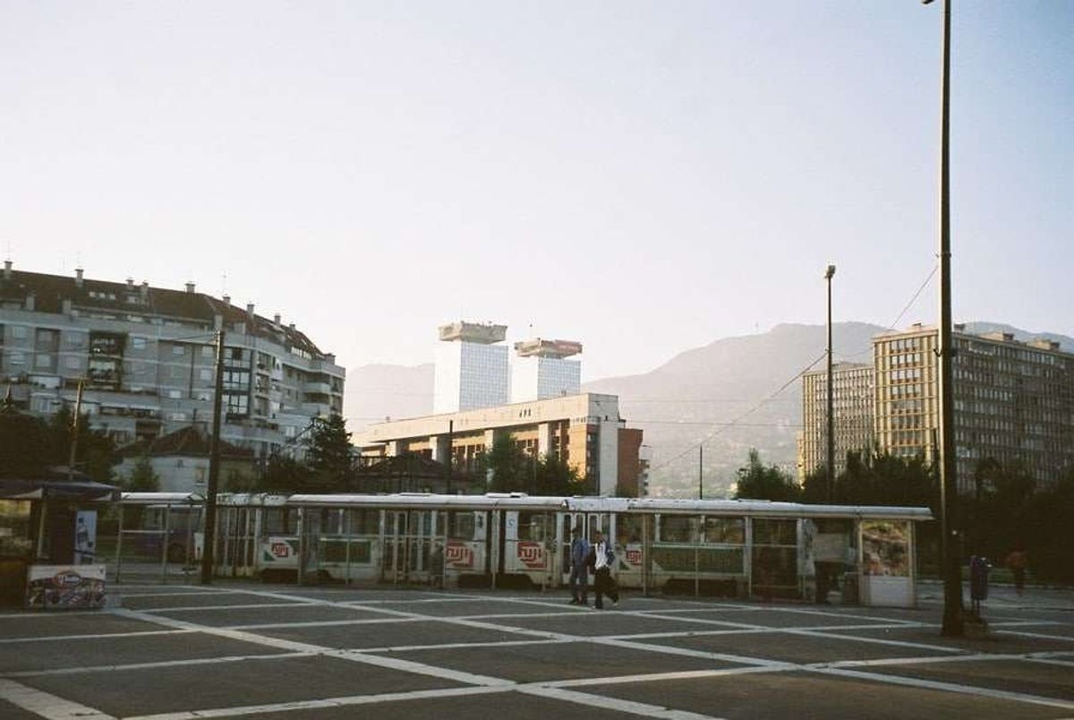 サラエヴォ鉄道駅前からツインタワーを望む