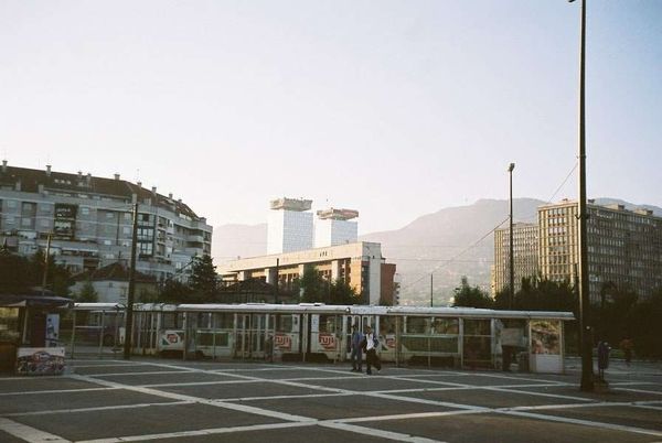 ボスニア・ヘルツェゴビナ・サライェボ「2006年 ボスニア・ヘルツェゴビナ 激戦の爪痕残るサラエヴォ」の写真:サラエヴォ鉄道駅前からツインタワーを望む