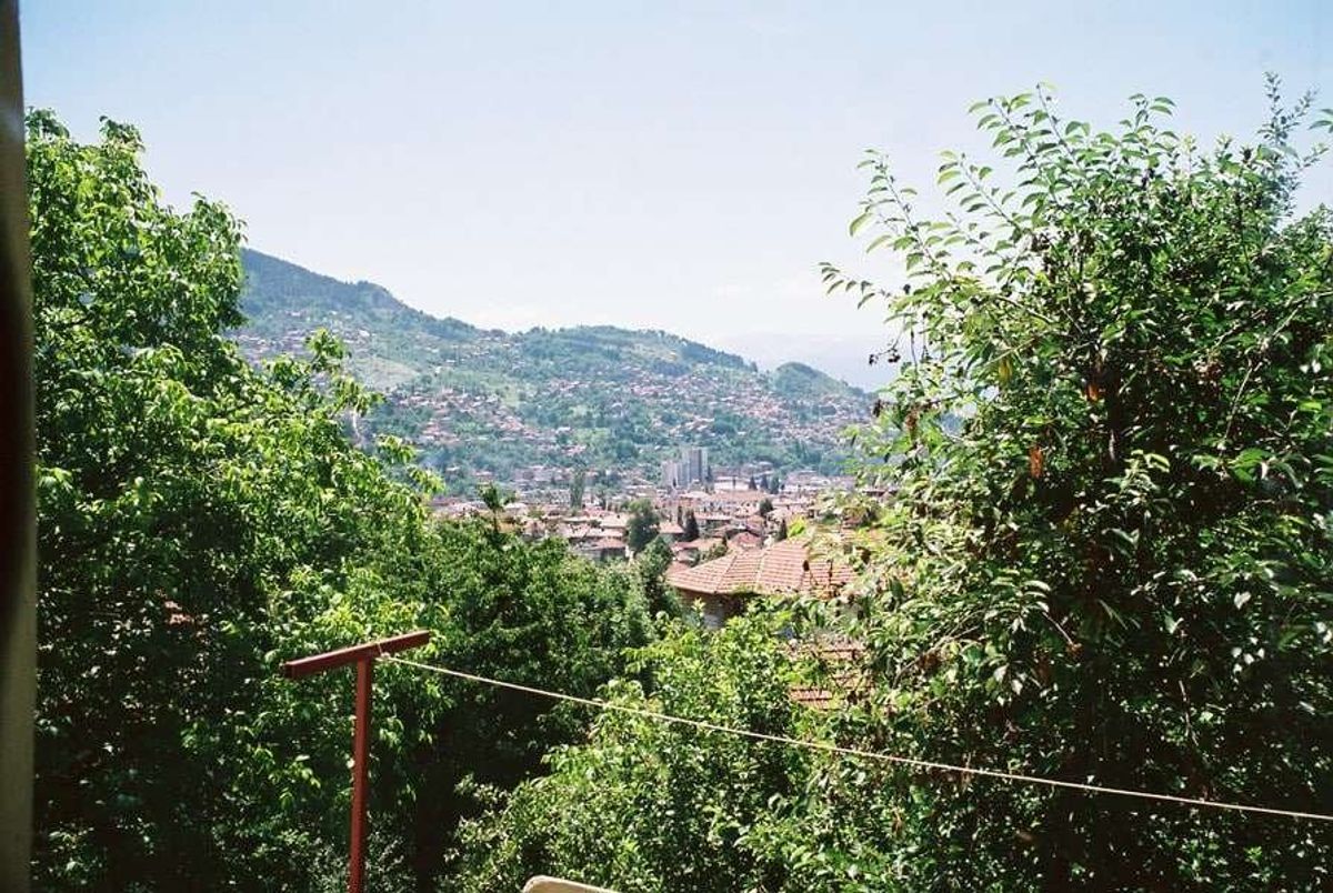 駅で客を送ったヤスナという女性の家に泊まる。
日本人バックパッカーには有名...