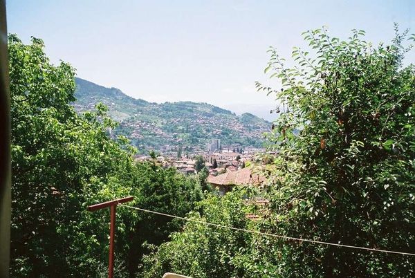 ボスニア・ヘルツェゴビナ・サライェボ「2006年 ボスニア・ヘルツェゴビナ 激戦の爪痕残るサラエヴォ」の写真:駅で客を送ったヤスナという女性の家に泊ま...