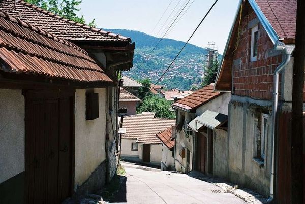 ボスニア・ヘルツェゴビナ・サライェボ「2006年 ボスニア・ヘルツェゴビナ 激戦の爪痕残るサラエヴォ」の写真:ヤスナの家からサラエヴォの住宅路を歩き街...