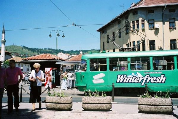 ボスニア・ヘルツェゴビナ・サライェボ「2006年 ボスニア・ヘルツェゴビナ 激戦の爪痕残るサラエヴォ」の写真:バシュチャルシャを走るトラム。