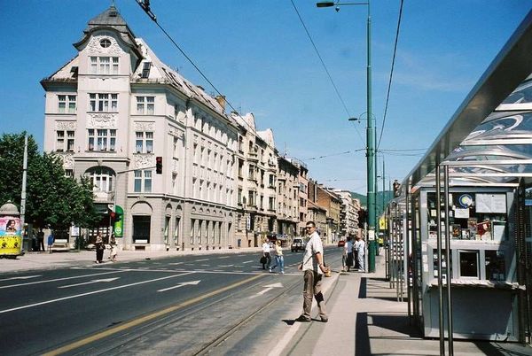 ボスニア・ヘルツェゴビナ・サライェボ「2006年 ボスニア・ヘルツェゴビナ 激戦の爪痕残るサラエヴォ」の写真:紛争時セルビア側から標的にされた通り、ス...