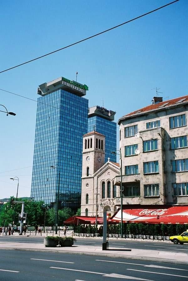 ボスニア・ヘルツェゴビナ・サライェボ「2006年 ボスニア・ヘルツェゴビナ 激戦の爪痕残るサラエヴォ」の写真:紛争後改修されたツインタワー