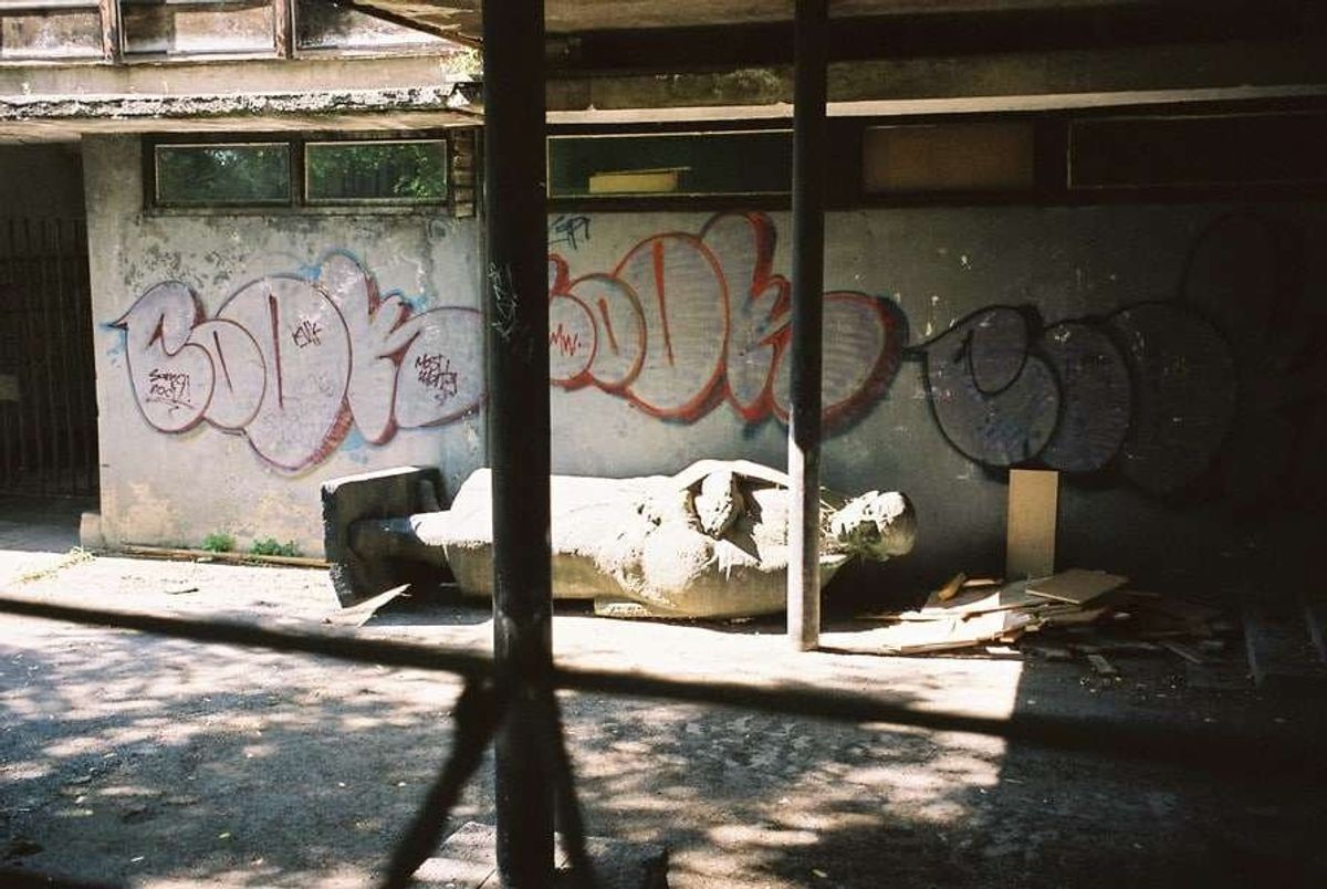 裏路地にはチトーの銅像が無造作に置かれていた。