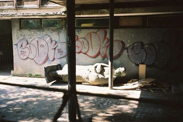 ボスニア・ヘルツェゴビナ・サライェボ「2006年 ボスニア・ヘルツェゴビナ 激戦の爪痕残るサラエヴォ」の写真:裏路地にはチトーの銅像が無造作に置かれていた。