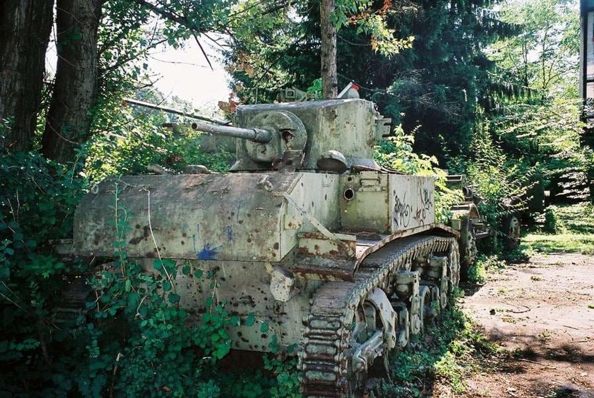 紛争後も戦車が残る