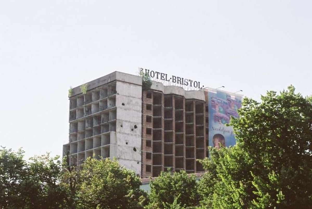 このホテルは紛争時に破壊されたまま残る。